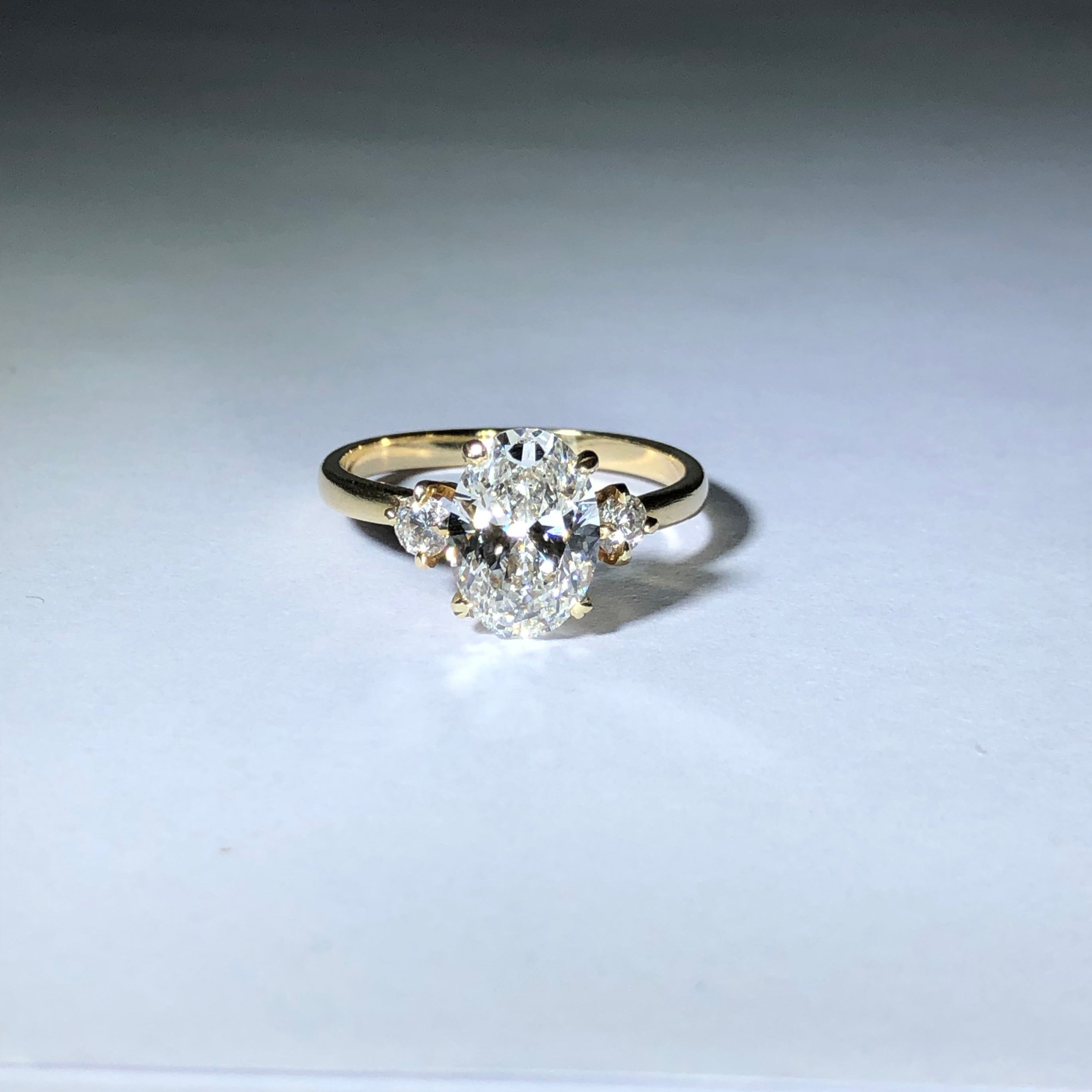 Classic Trio Engagement Ring w. Oval Diamond