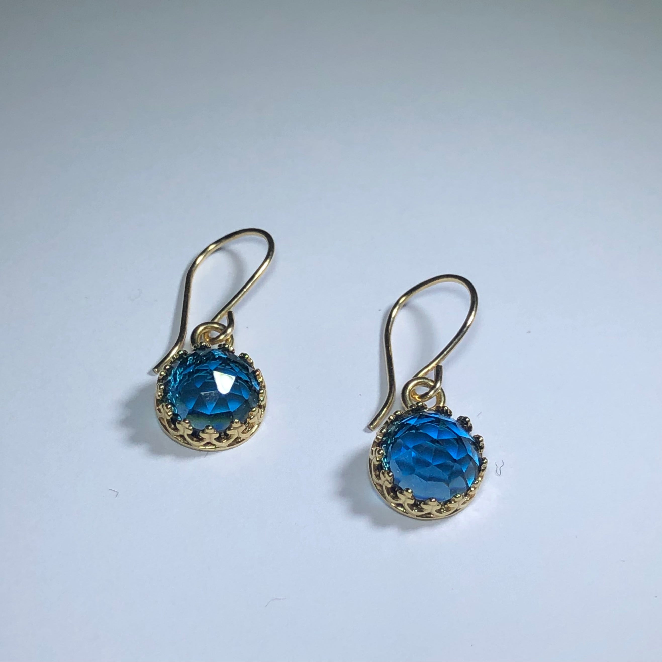 Crown Setting Drop Earrings