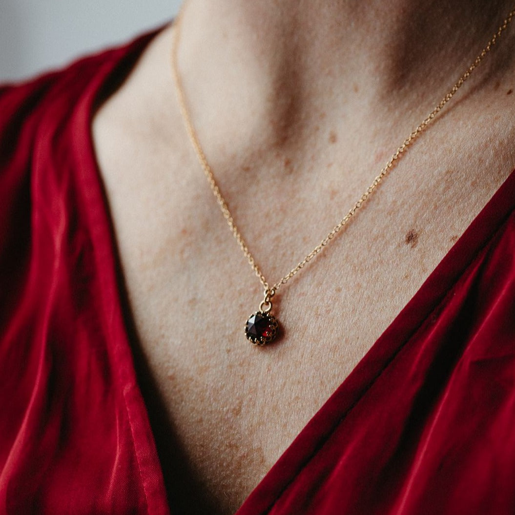 Crown Setting Necklace