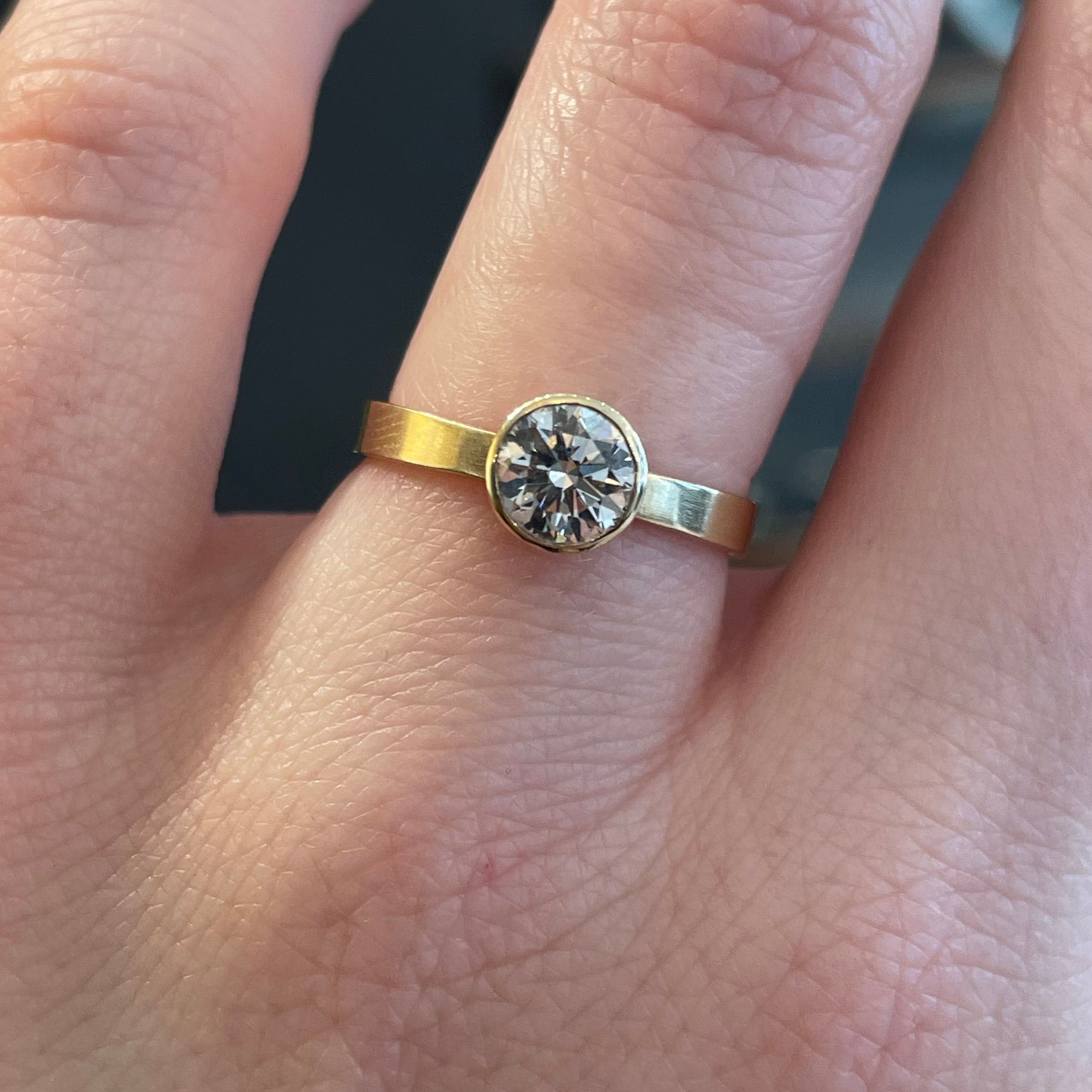 Bezel Solitaire Engagement Ring w. Lab Grown Diamond