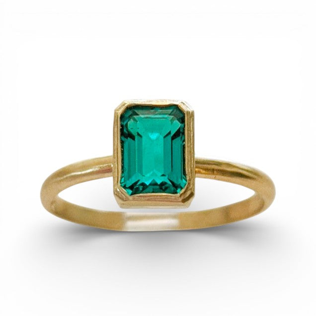The Palace Engagement Ring w. Emerald