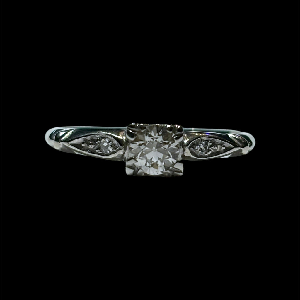 Vintage Engagement Ring w. Petal Accents