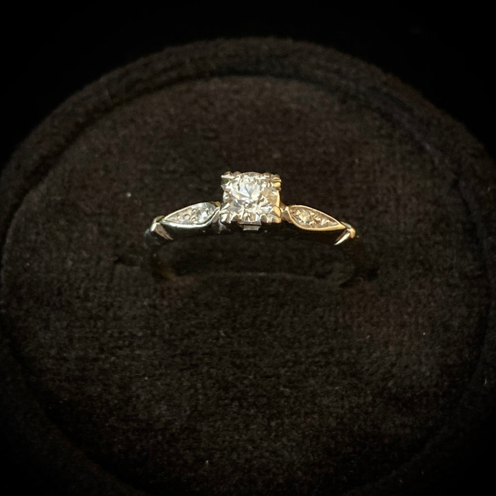 Vintage Engagement Ring w. Petal Accents