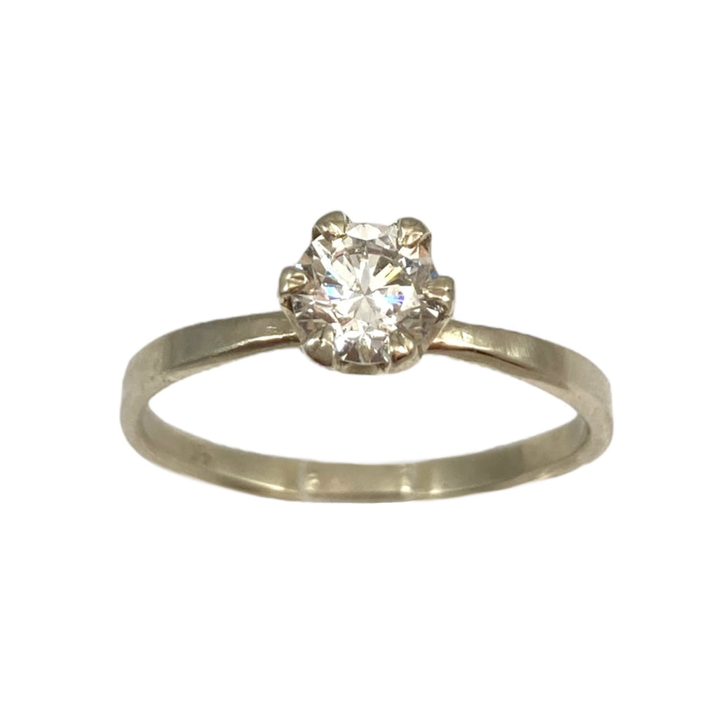 The Classic Solitaire Engagement Ring w. Lab Round Diamond