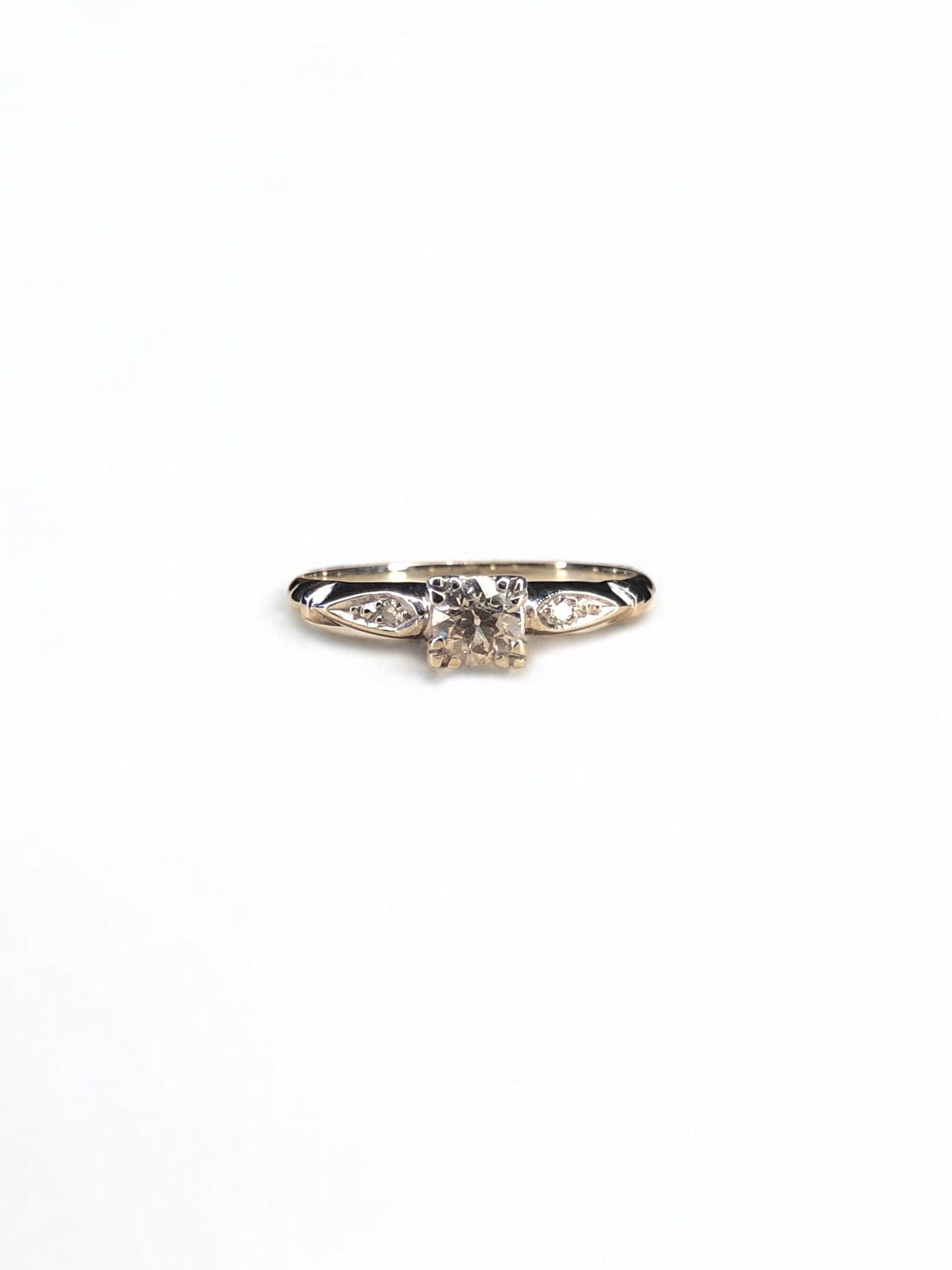 Vintage Engagement Ring w. Petal Accents