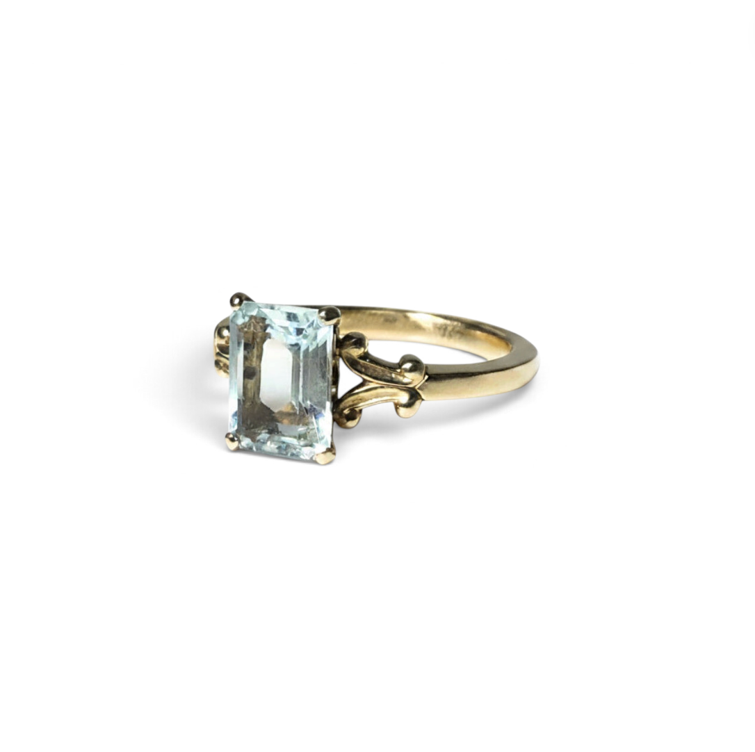 Emerald-cut Aquamarine Solitaire