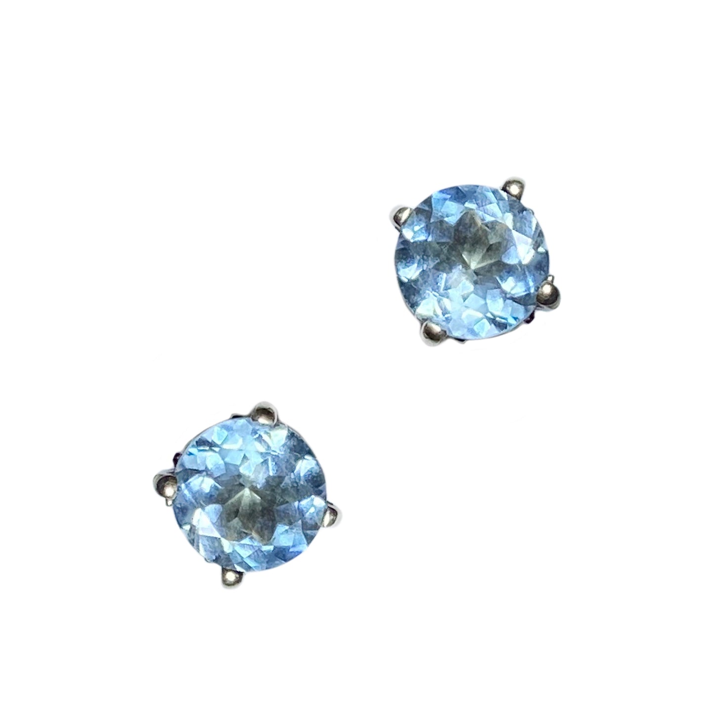 14k white gold, natural aquamarine gemstone, round brilliant shape, four prong basket setting 