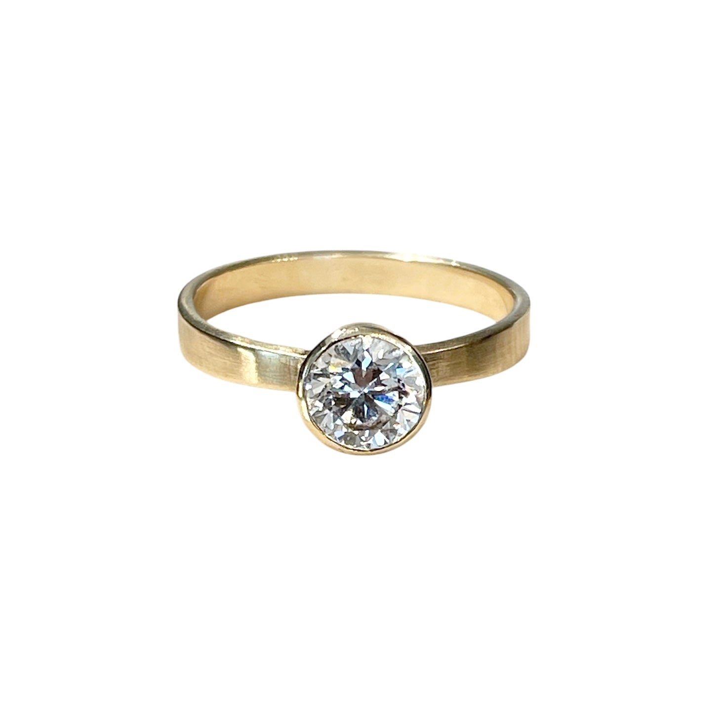 Bezel Solitaire Engagement Ring w. Lab Grown Diamond
