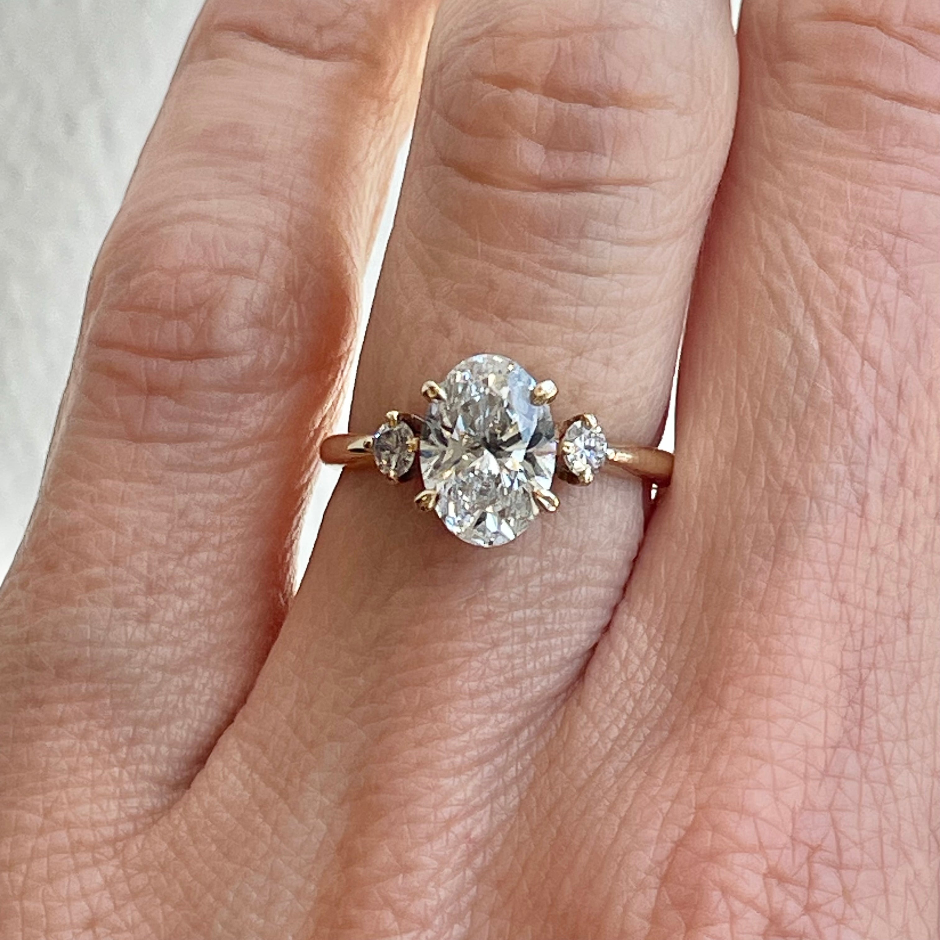 Classic Trio Engagement Ring w. Oval Diamond