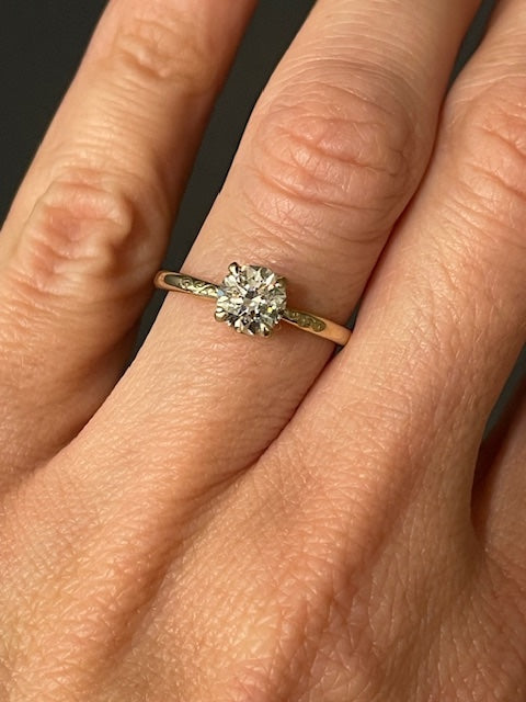 Classic Diamond Solitaire w. Engraved shoulders
