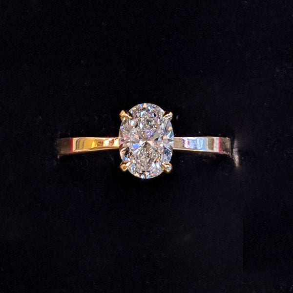 The Classic Solitaire Engagement Ring w. Oval Diamond