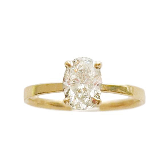 The Classic Solitaire Engagement Ring w. Oval Diamond
