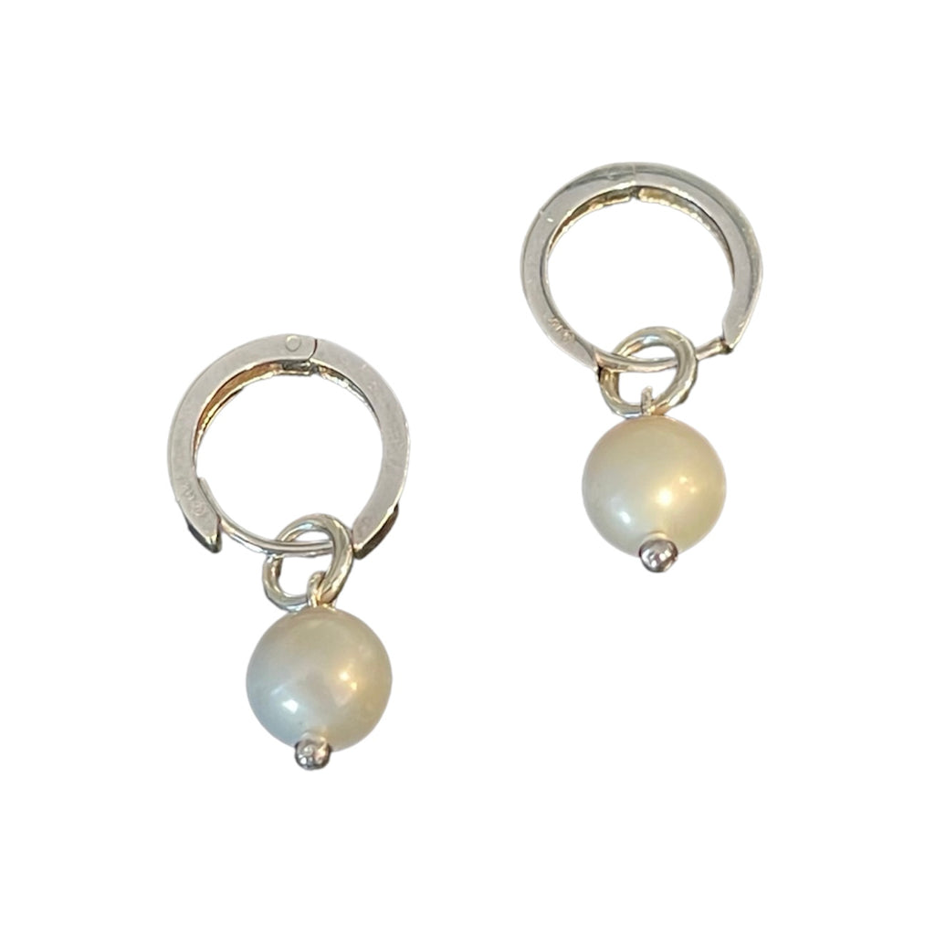 Huggie Hoop Earrings w. Pearl