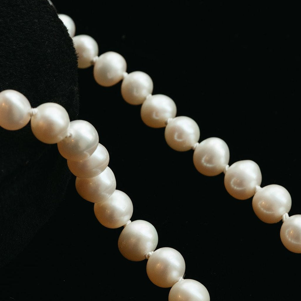 How to make a knotted pearl necklace - Rings and ThingsRings and Things