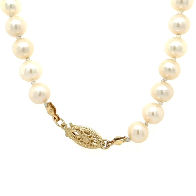 A necklace of cultured pearls, clasp of 14K gold with diamond, circa mid  20th century. Jewellery & Gemstones - Necklace - Auctionet